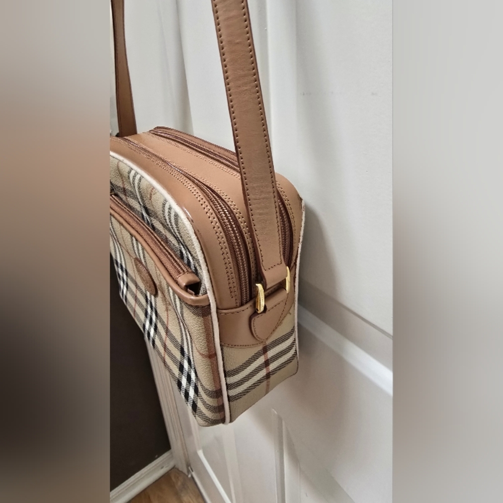 Burberry Multipocket Shoulder Bag 8 in x 10 in x 3.25 in. Bag Drop 18.5 in - Picture 5 of 17